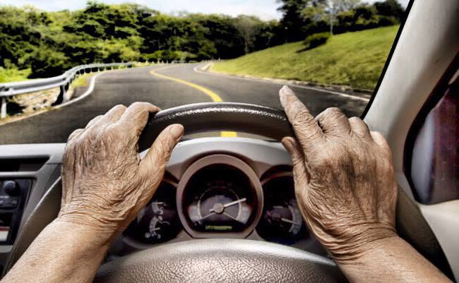 高齢ドライバーに実車試験、新たにサポカー限定免許も！